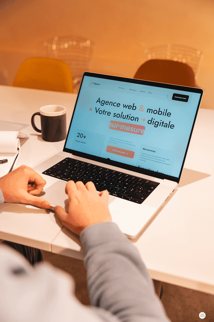 Designer de l'agence Najumi travaillant sur une interface utilisateur