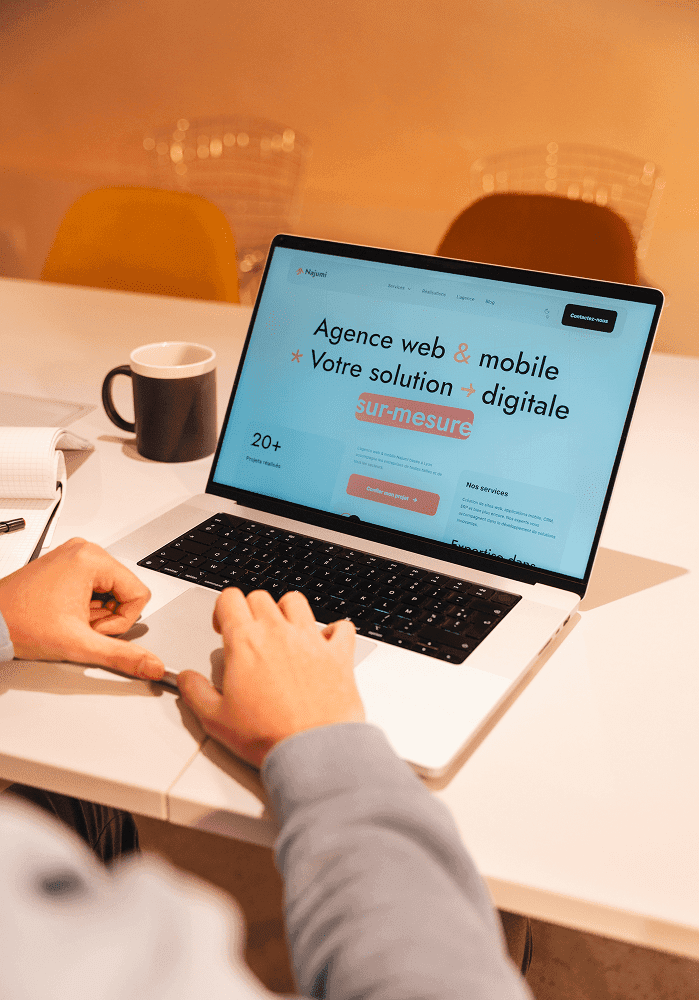 Designer de l'agence Najumi travaillant sur une interface utilisateur