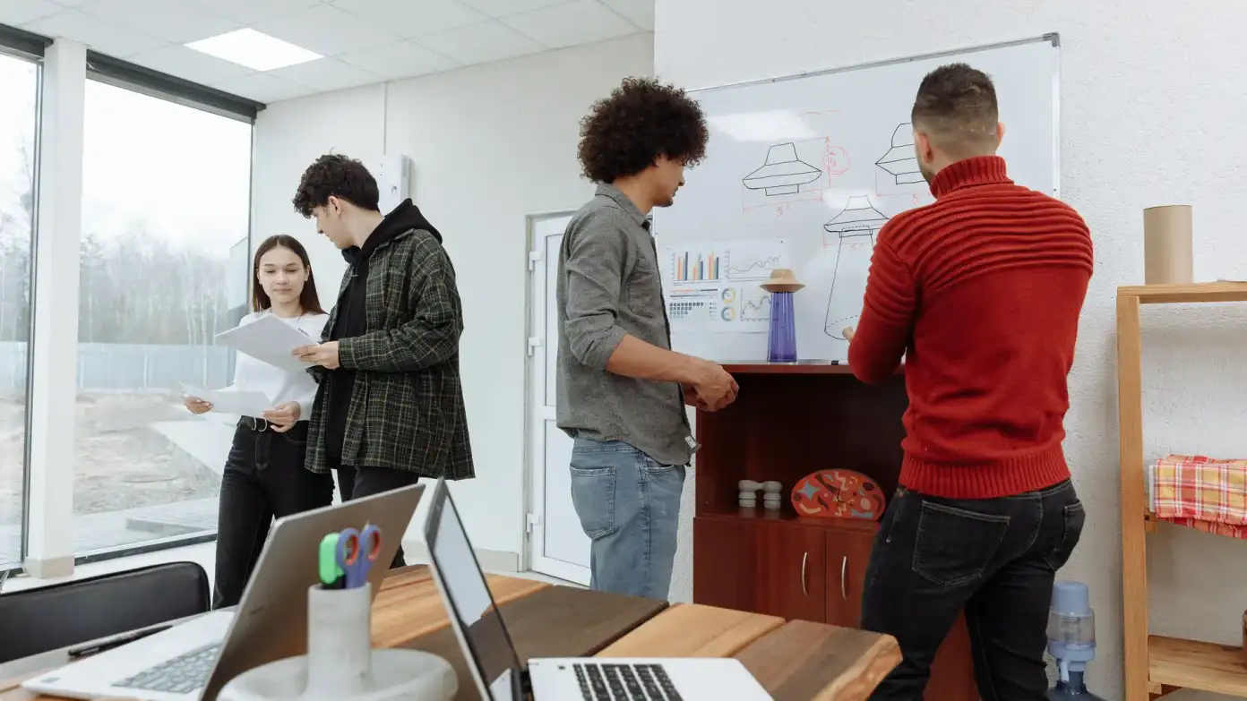 Designers qui préparent la refonte logo d'une entreprise en atelier