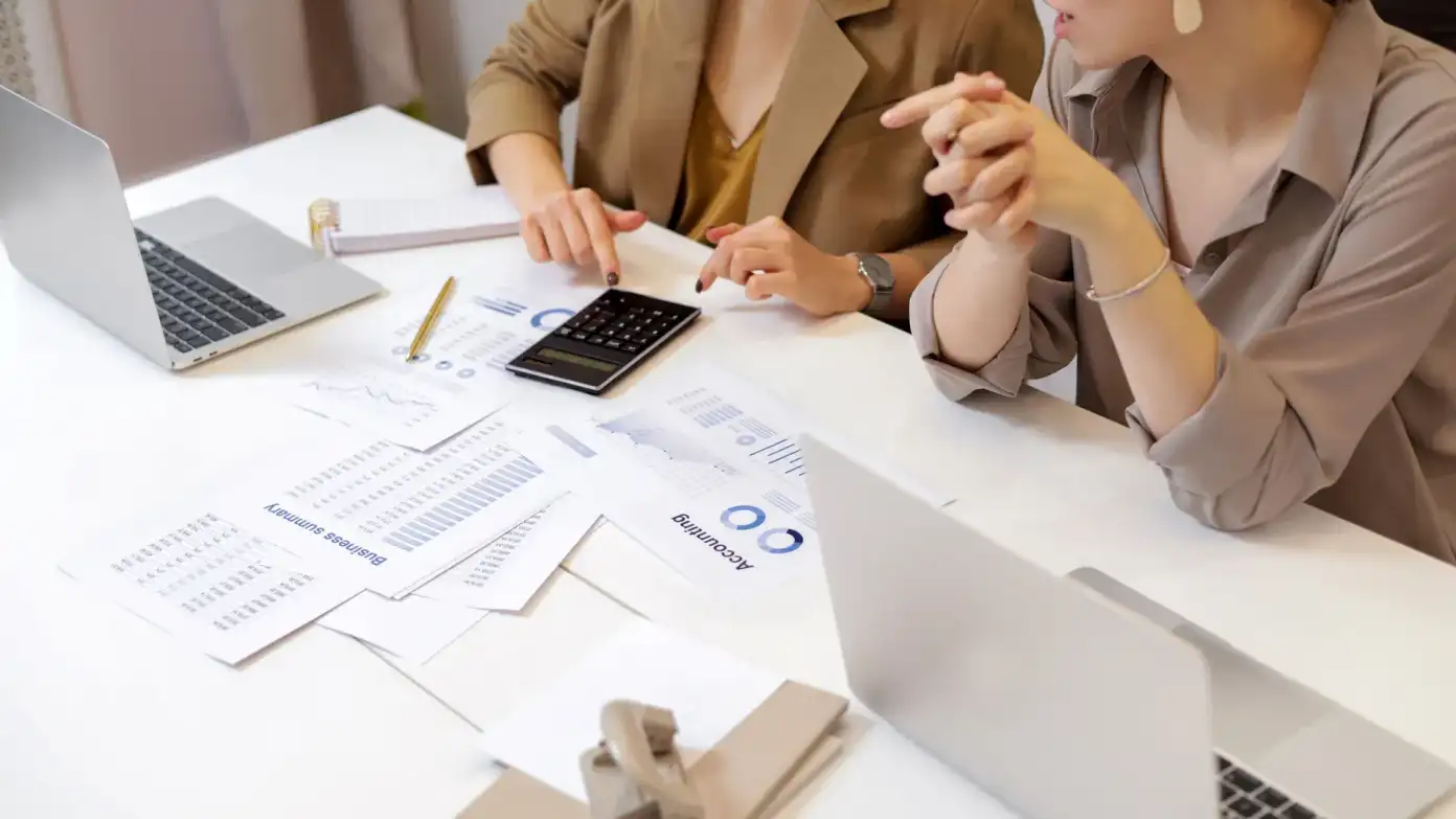 Expert-comptable qui reçoit une dirigeante de PME pour parler du site internet de son cabinet